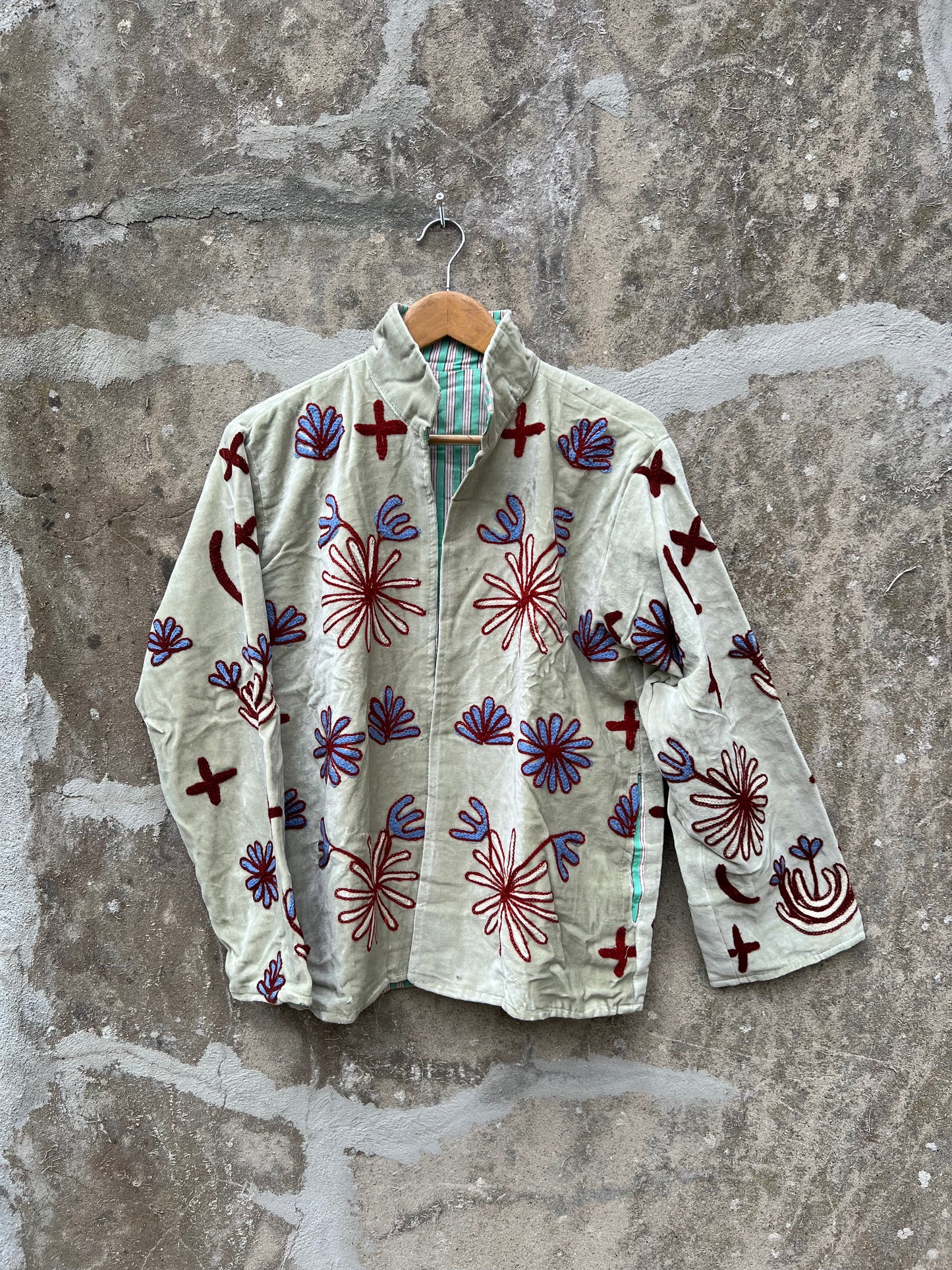 Veste Suzani en velours brodée / Manteau artisanal à fleurs avec poche / Taille unique