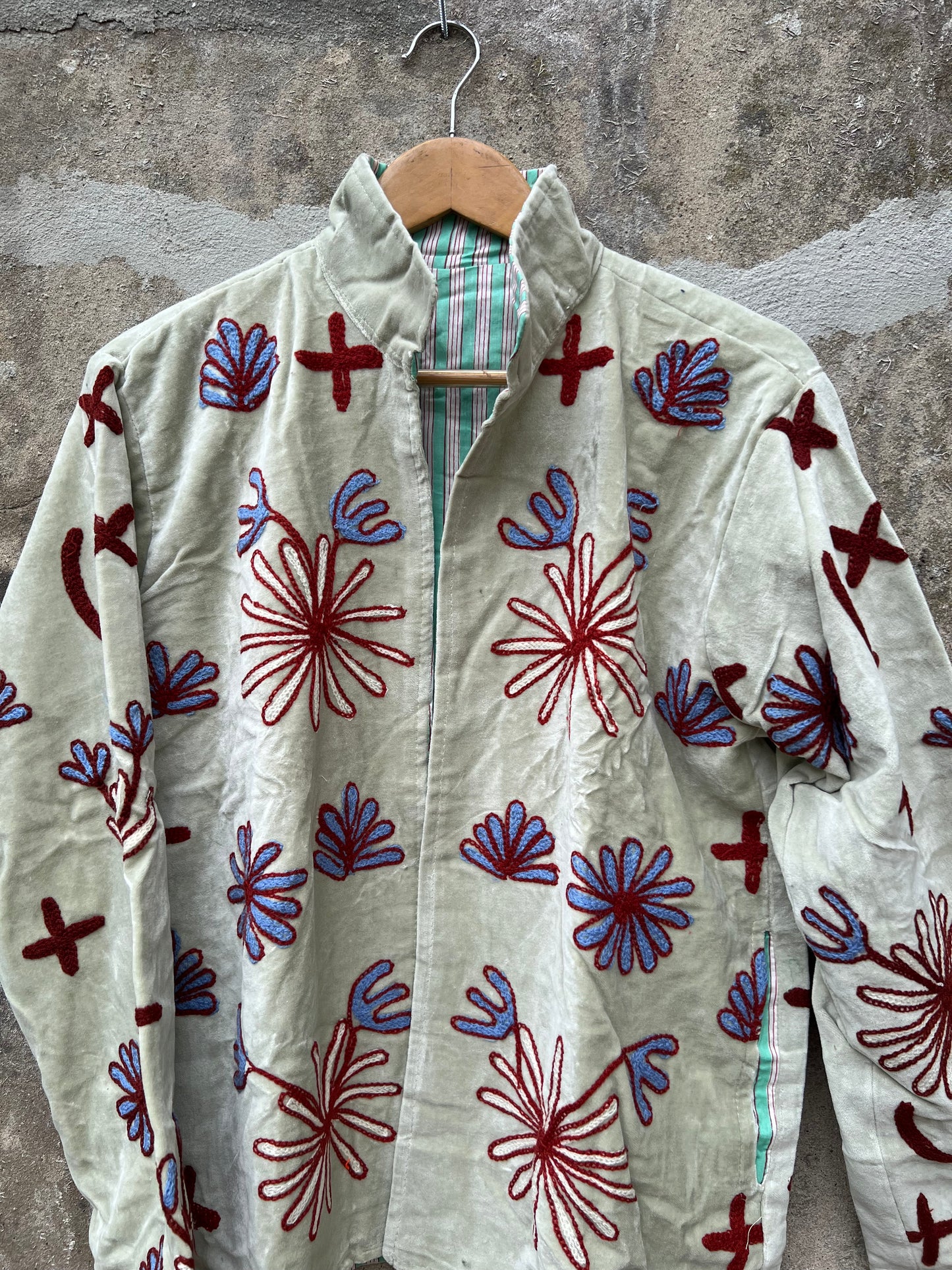 Veste Suzani en velours brodée / Manteau artisanal à fleurs avec poche / Taille unique