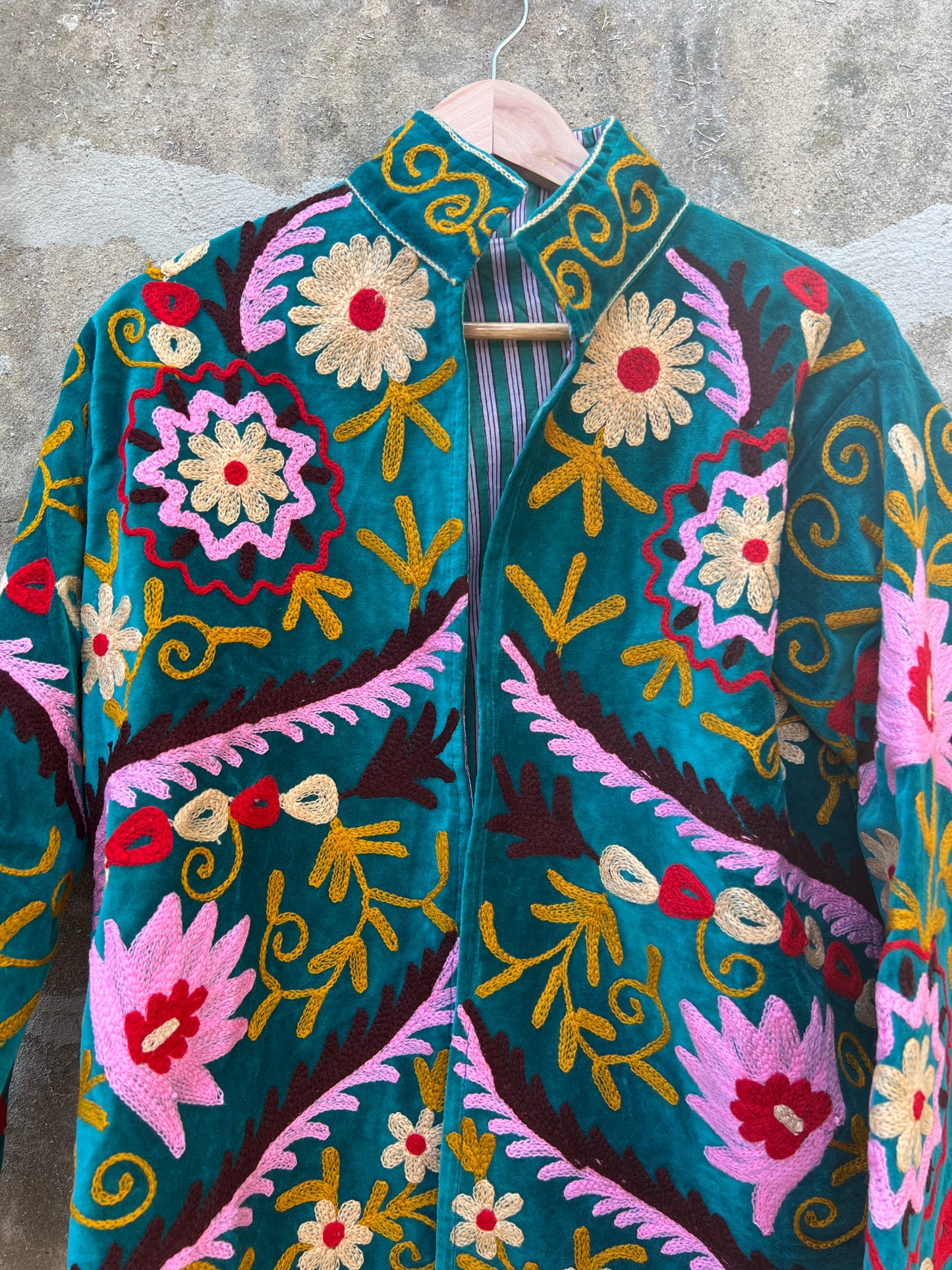 Veste Suzani en velours brodée / Manteau artisanal à fleurs avec poche / Taille unique