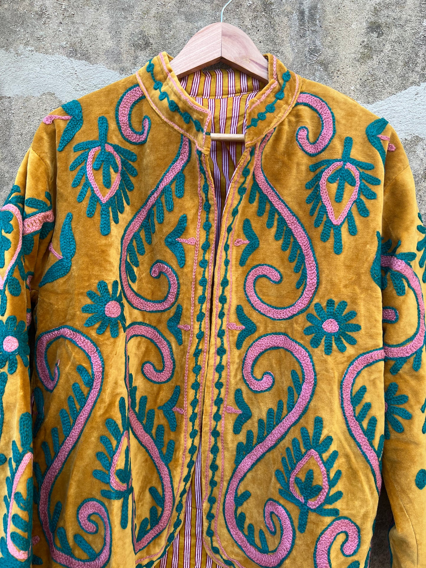 Veste Suzani en velours brodée / Manteau artisanal à fleurs avec poche / Taille unique